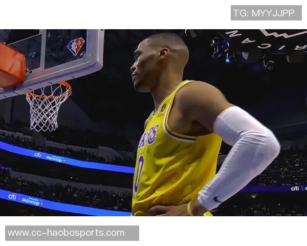 亚当斯在比赛中崴脚但表现稳定跑动无明显跛行状态良好